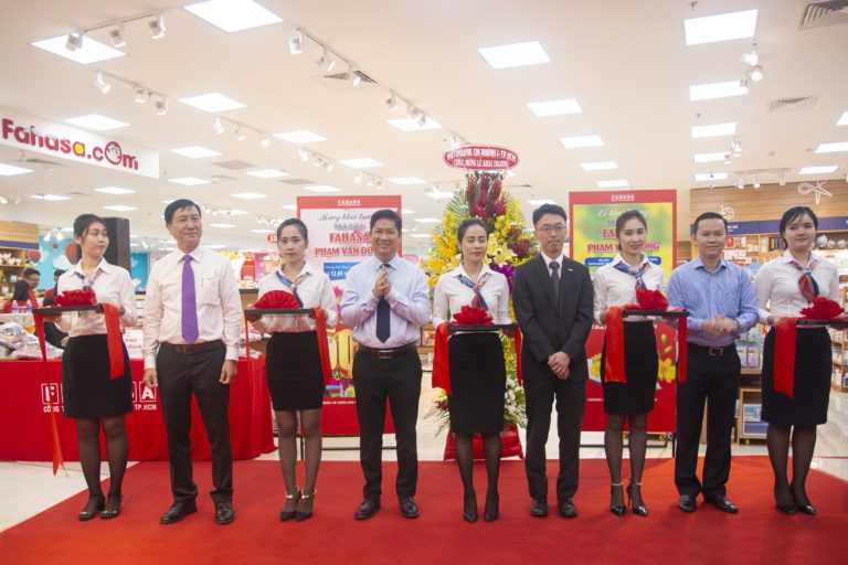 khai truong nha sach pham van dong-1