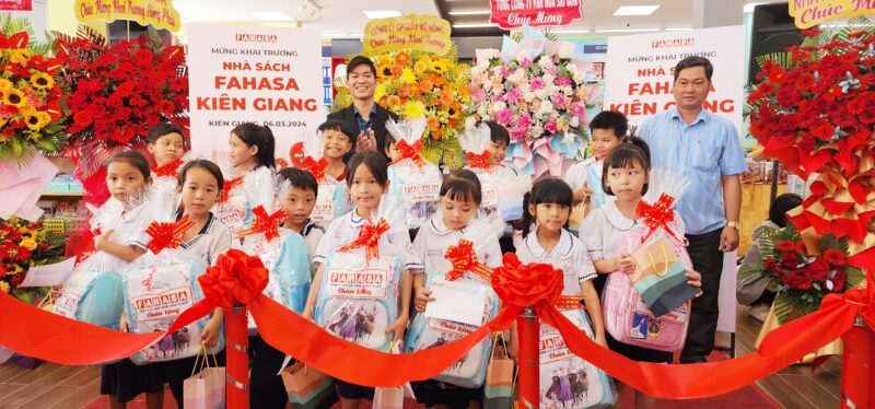 GRAND OPENING CELEBRATION OF FAHASA BOOKSTORE KIEN GIANG WITH A FRESH LOOK AT THE NEW LOCATION - FAHASA
