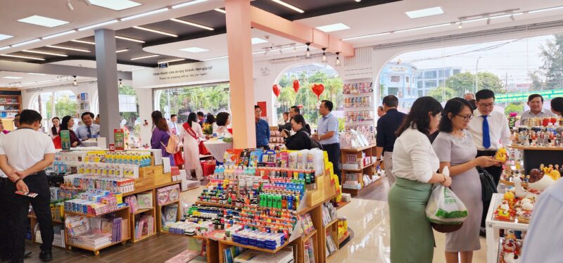 GRAND OPENING CELEBRATION OF FAHASA BOOKSTORE KIEN GIANG WITH A FRESH LOOK AT THE NEW LOCATION - FAHASA