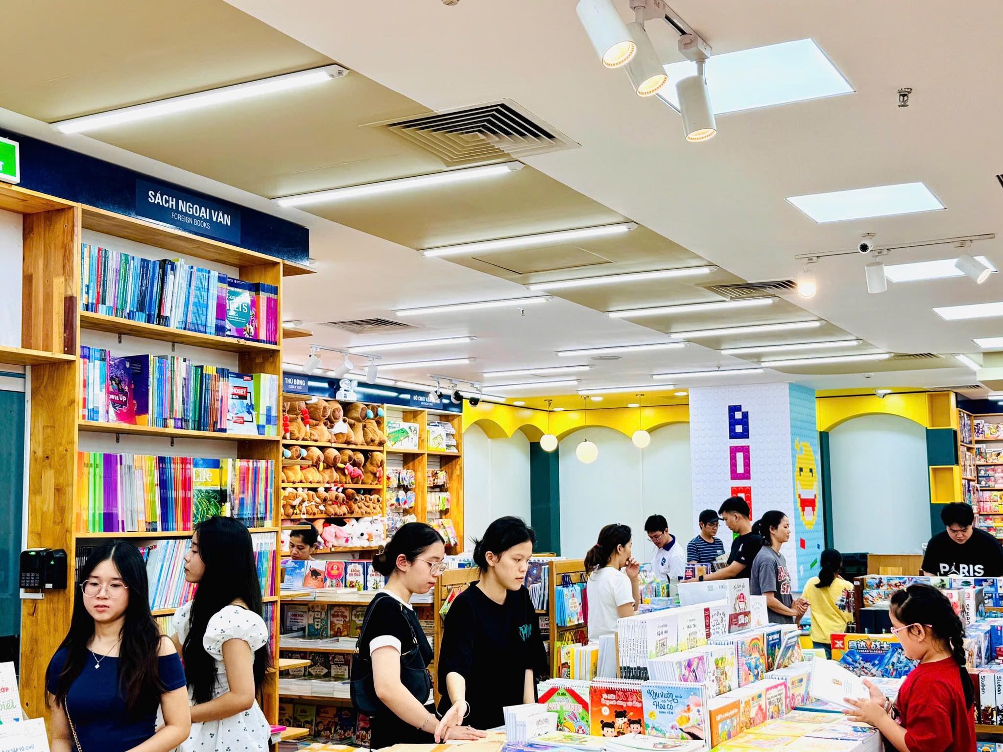 Nhà sách FAHASA Sông Hương