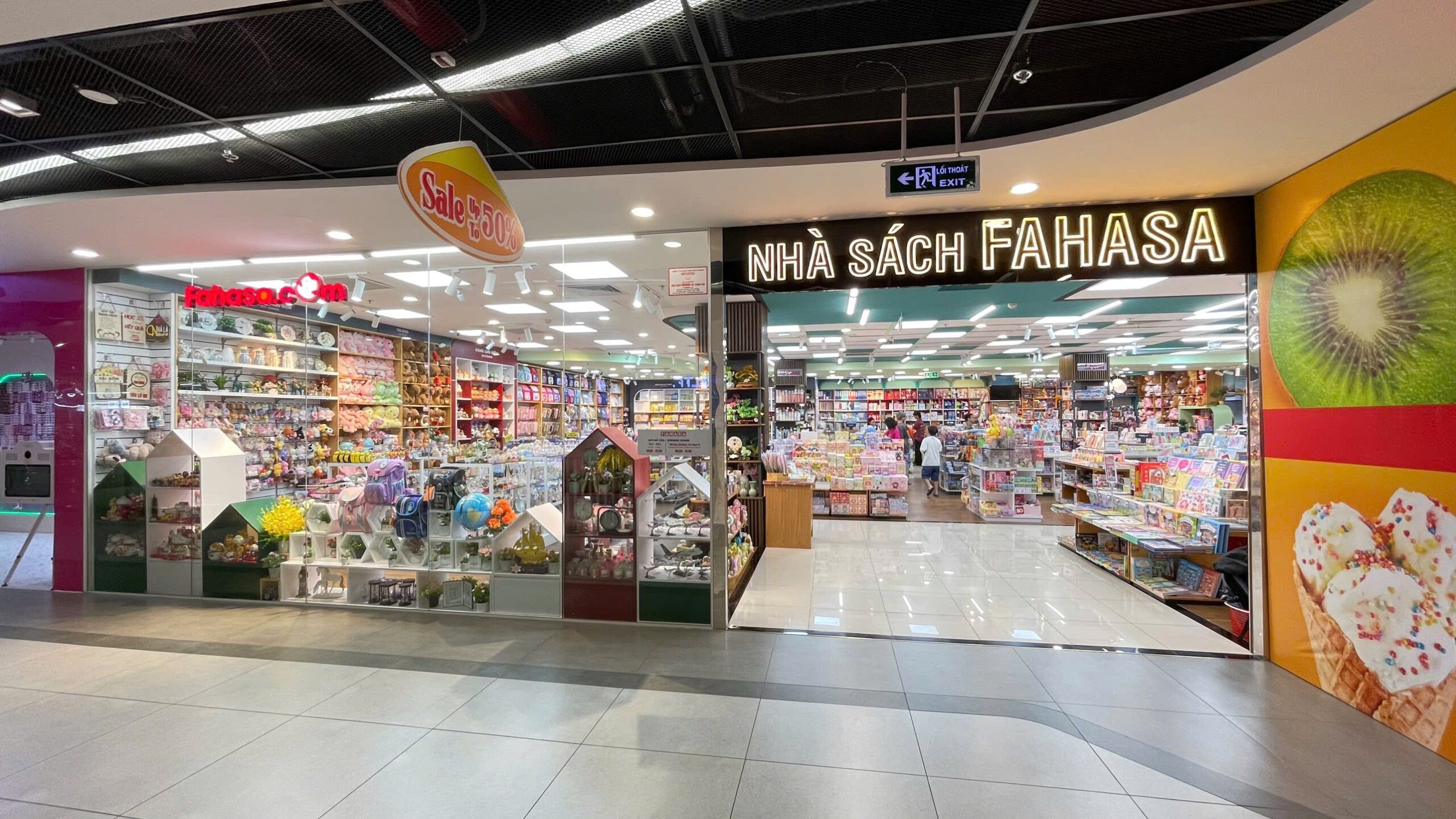 nhà sách FAHASA Ba tháng hai