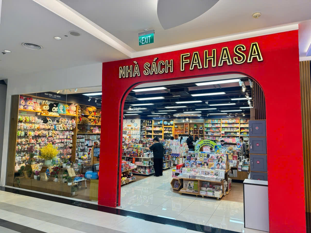 Nhà sách FAHASA Hùng Vương