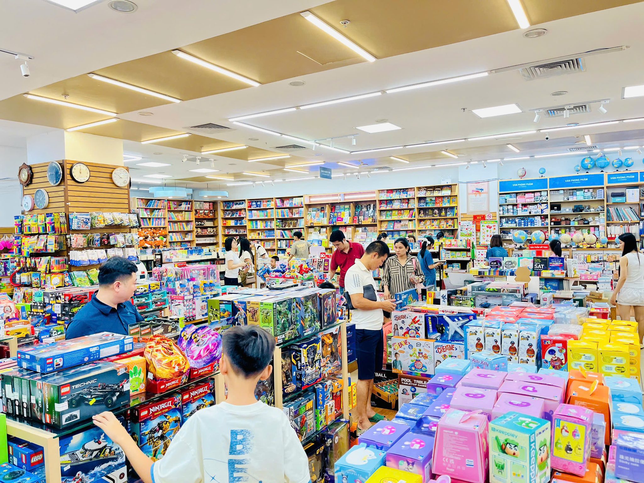 Nhà sách FAHASA Lam Sơn