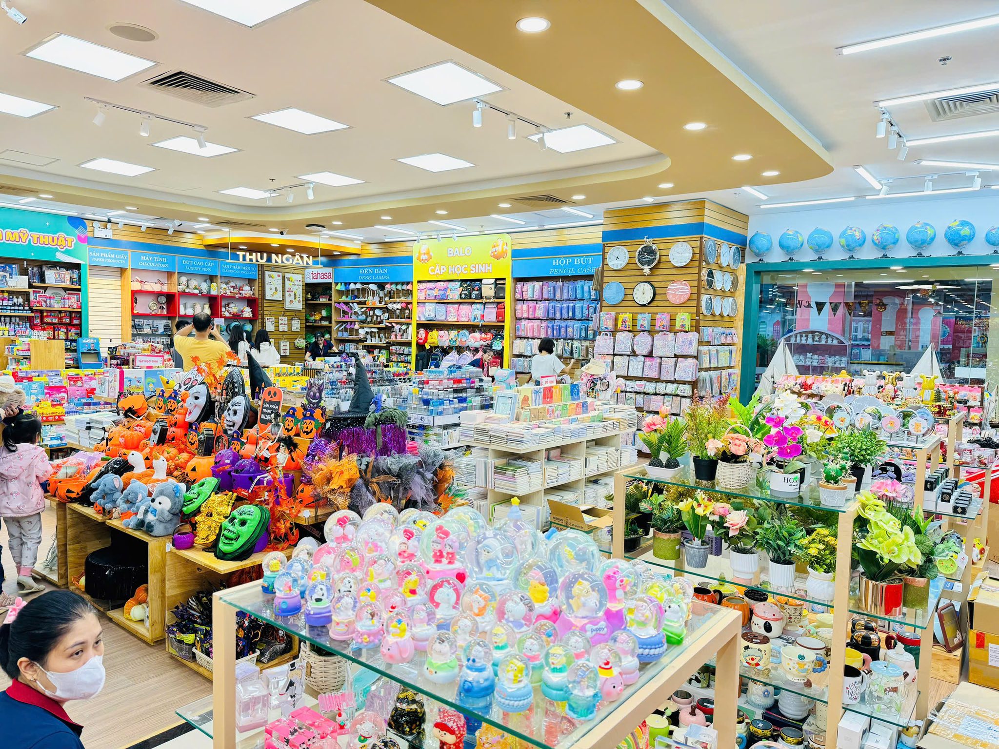 Nhà sách FAHASA Lam Sơn