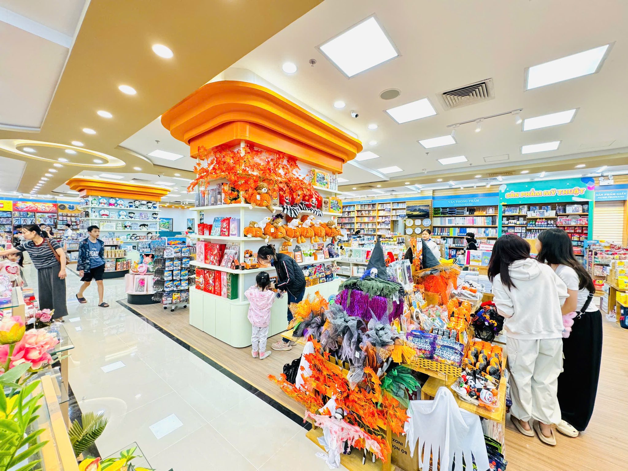 Nhà sách FAHASA Lam Sơn