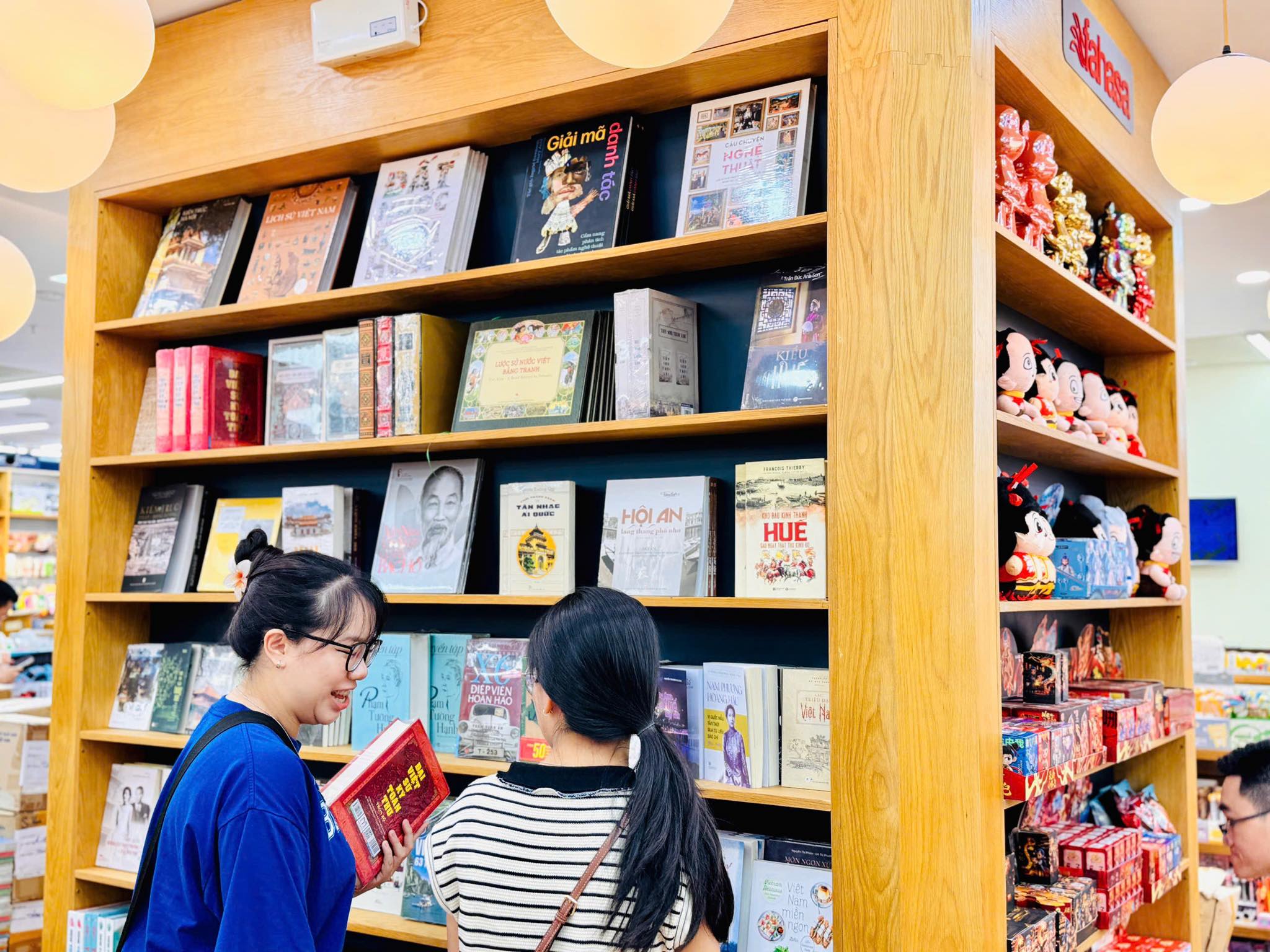 Nhà sách FAHASA Sông Hương