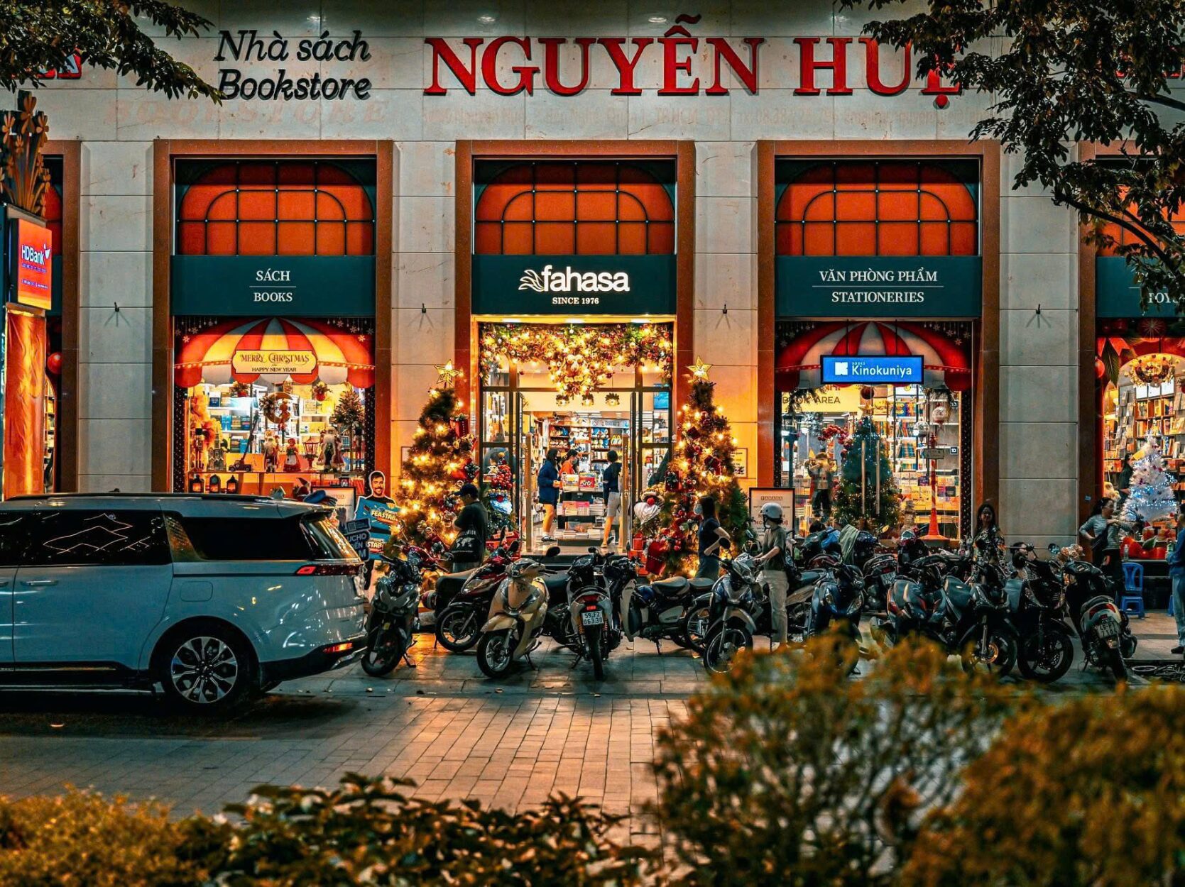 Nhà sách Nguyễn Huệ (2)