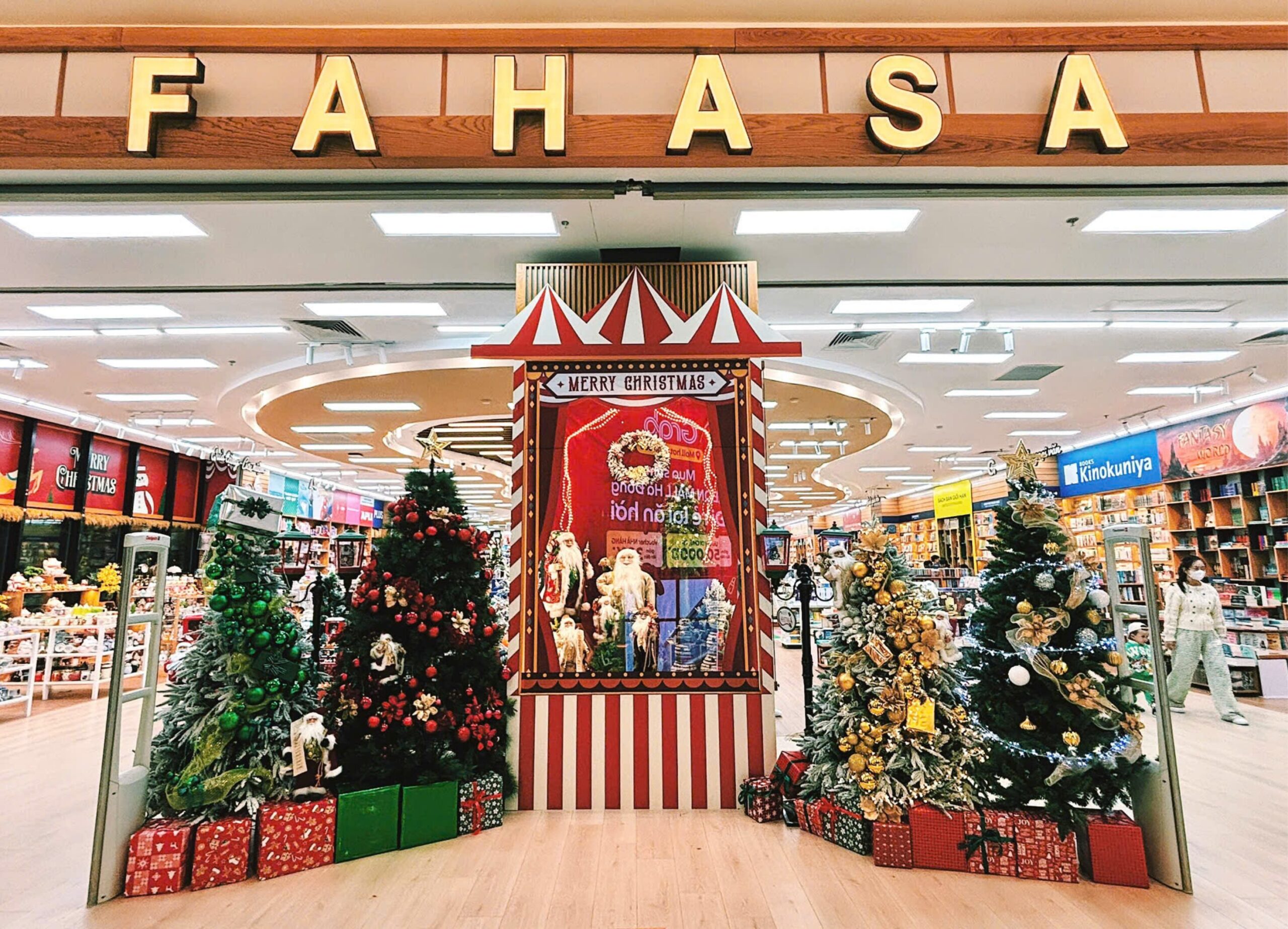 Nhà sách FAHASA Vạn Phúc