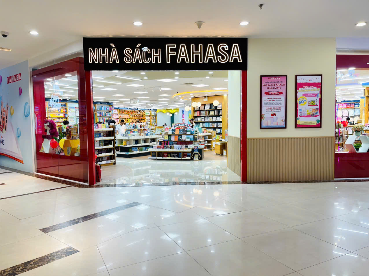 mặt tiền - Nhà sách FAHASA Sông Hương