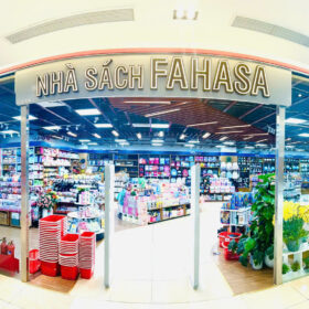 nhà sách FAHASA Trần Duy Hưng 1
