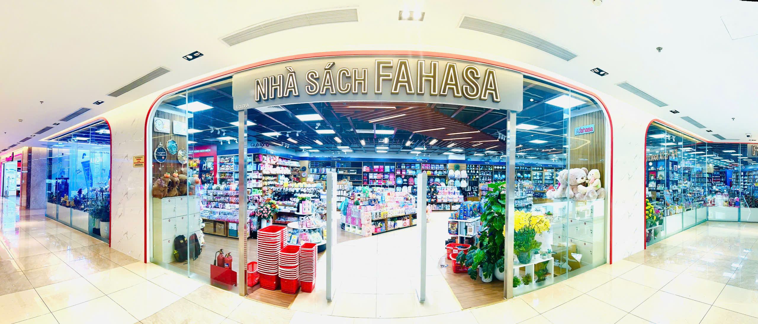 nhà sách FAHASA Trần Duy Hưng 1