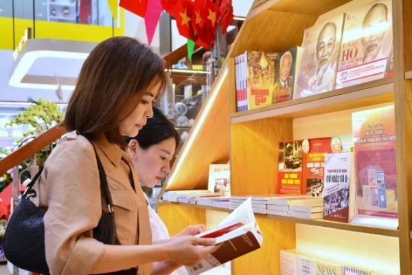 Độc giả đọc sách tại nhà sách Fahasa Thủ Đức. Ảnh: Fahasa.