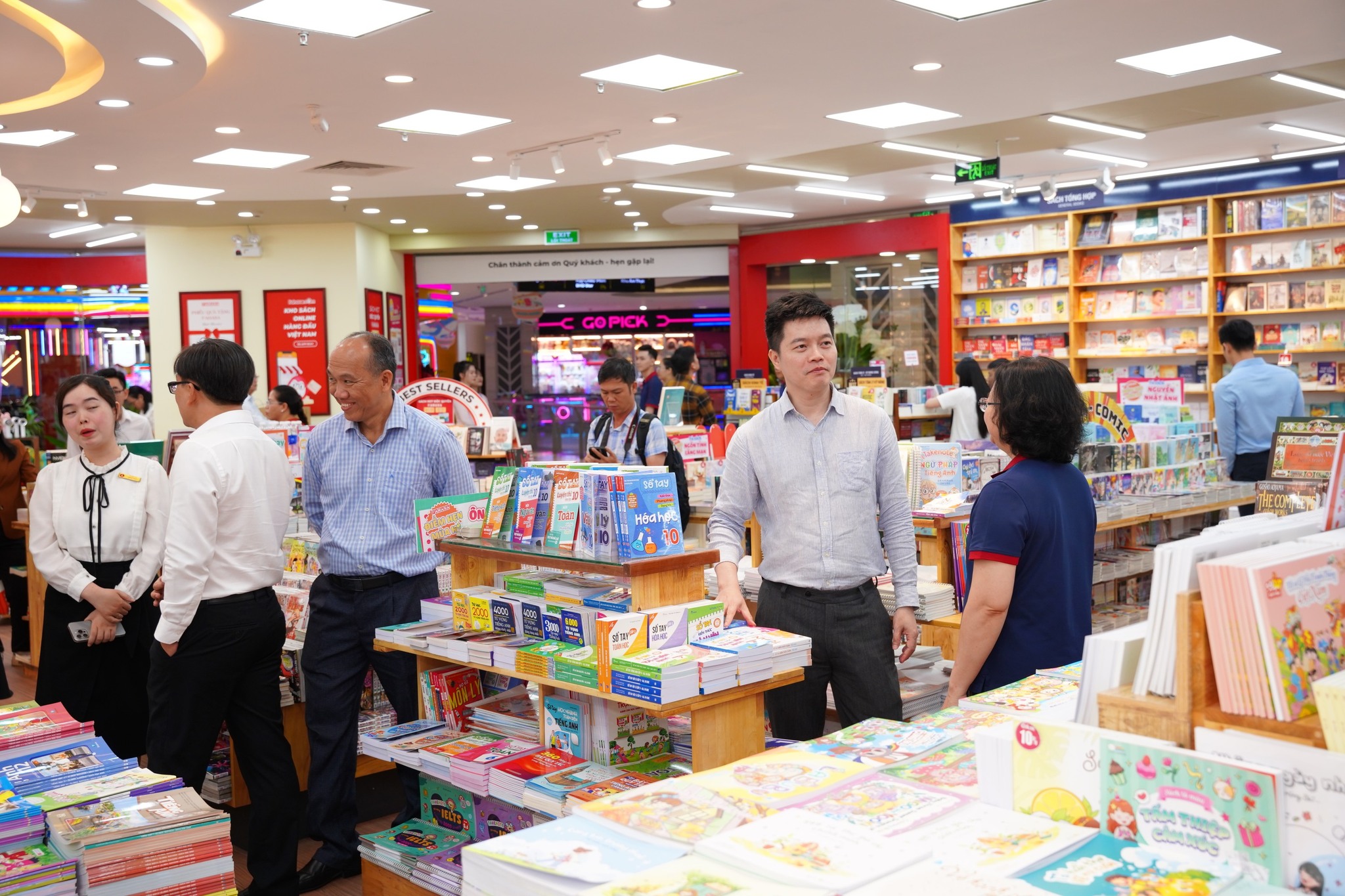 Nhà sách FAHASA Sông Hương