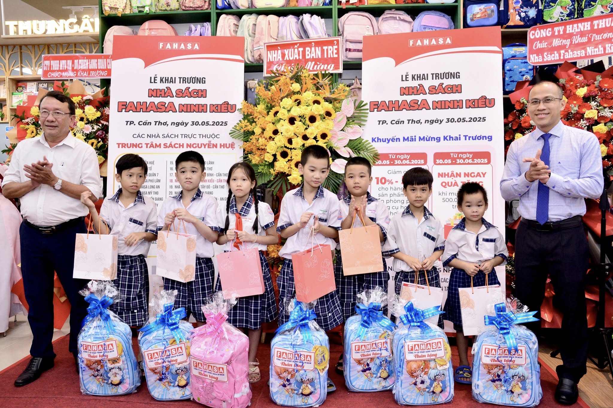 FAHASA tặng quà cho các bé học sinh