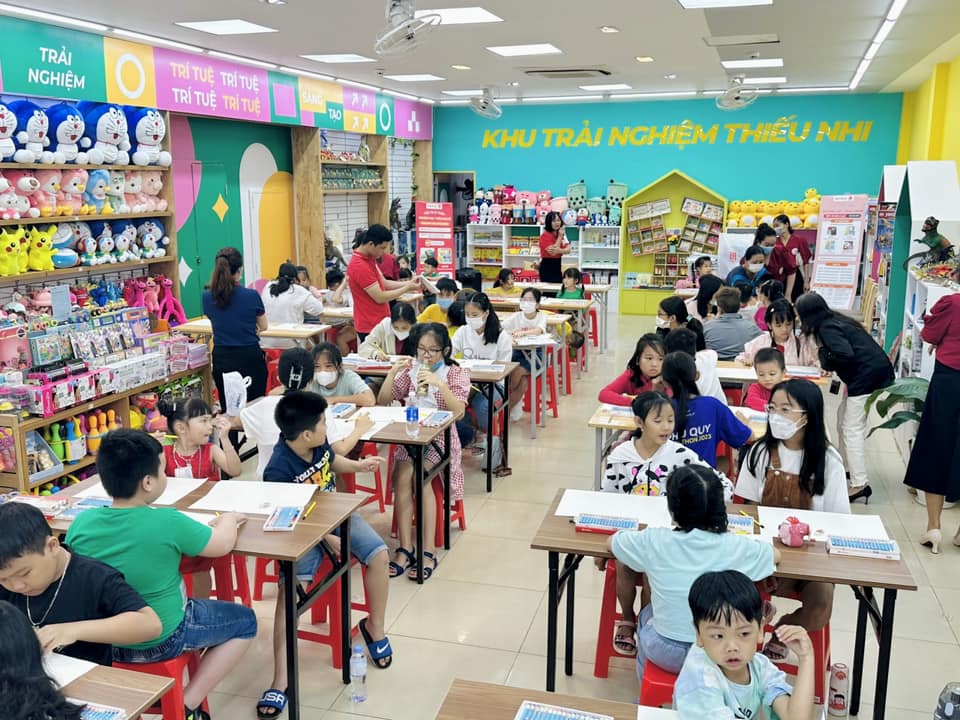 Nhà sách FAHASA thường xuyên tổ chức các chương trình cộng đồng như cuộc thi vẽ tranh thiếu nhi, ngày hội đọc sách, trình diễn cosplay Manga, góc chia sẻ sách yêu thích…
