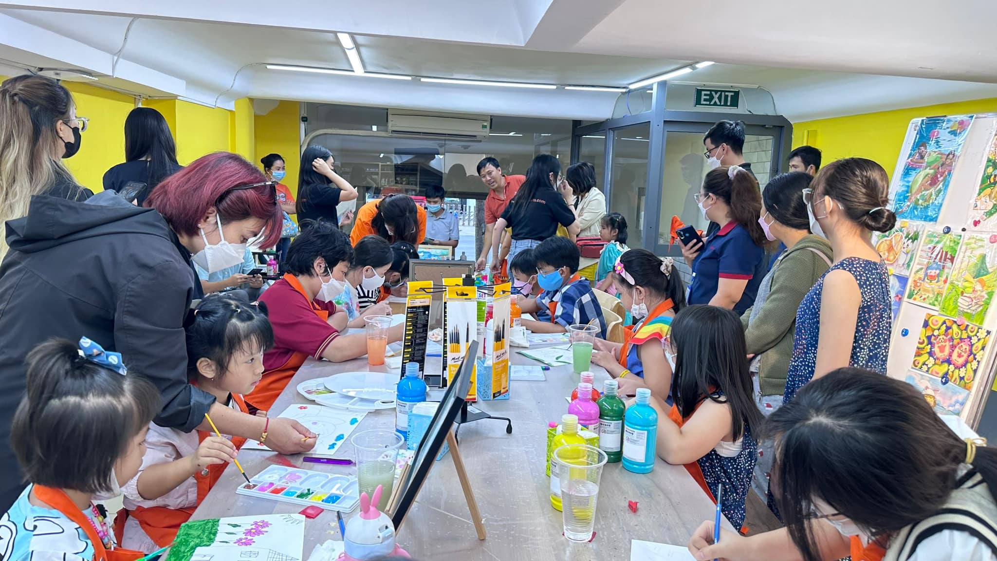 Nhà sách FAHASA thường xuyên tổ chức các chương trình cộng đồng như cuộc thi vẽ tranh thiếu nhi, ngày hội đọc sách, trình diễn cosplay Manga, góc chia sẻ sách yêu thích…