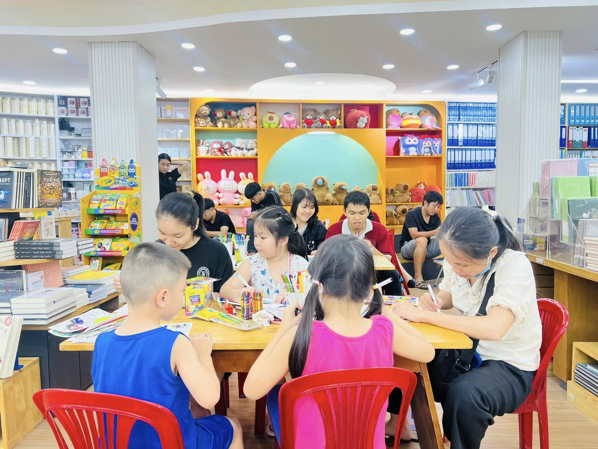 Hoạt náo tô màu Bé Vui Cuối Tuần tại Nhà sách Thủ Đức
