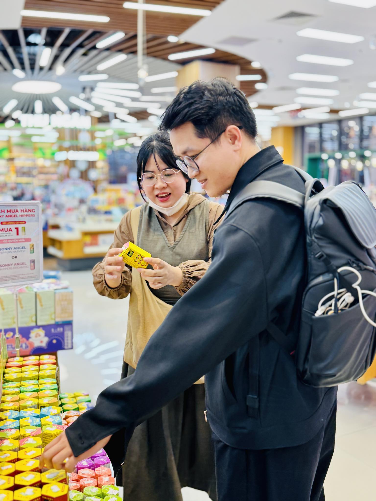 Chính những hình ảnh đó đã thổi hồn vào không gian nhà sách, biến nơi đây thành điểm đến không chỉ để mua sách mà còn để lưu giữ cảm xúc và vun đắp tình yêu tri thức.
