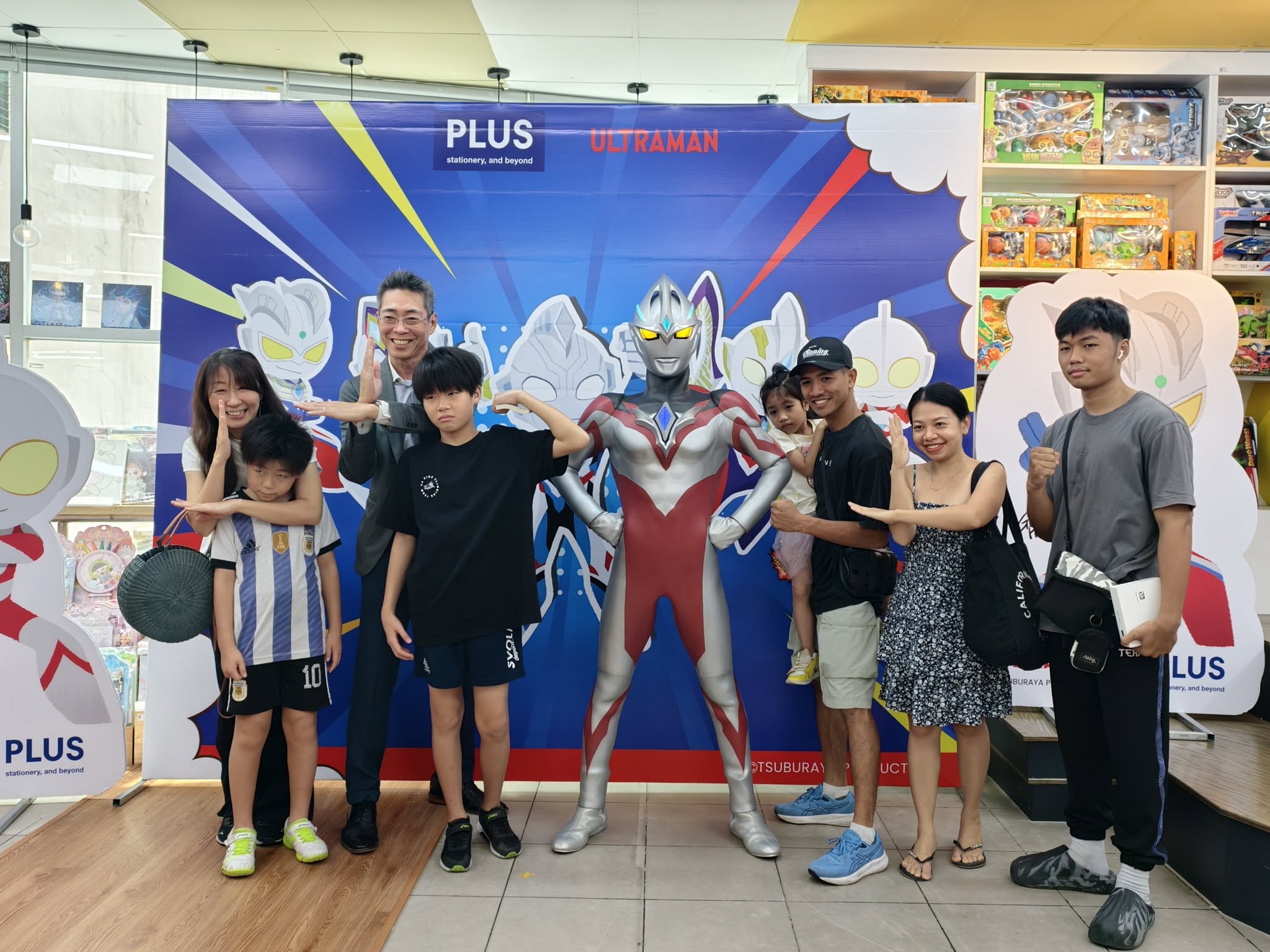 ULTRAMAN đã thật sự bước ra từ màn ảnh, giữa tiếng reo hò, những ánh mắt rực sáng và nụ cười rạng rỡ của cả trẻ nhỏ lẫn người lớn.tại Nhà sách FAHASA Tân Định