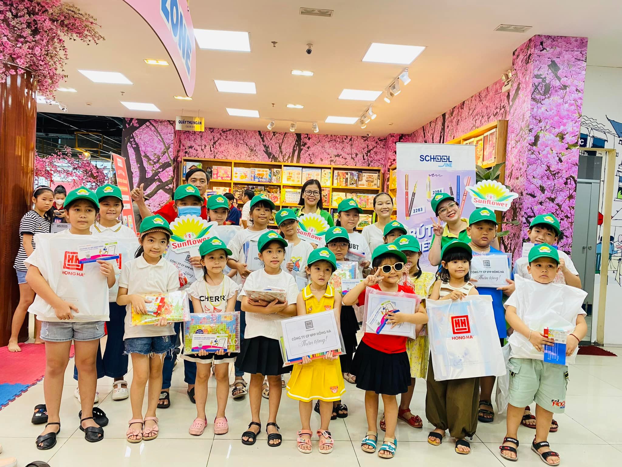 Nhà sách FAHASA thường xuyên tổ chức các chương trình cộng đồng như cuộc thi vẽ tranh thiếu nhi, ngày hội đọc sách, trình diễn cosplay Manga, góc chia sẻ sách yêu thích…