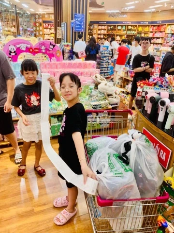Hóa đơn mua sắm của đại gia đình dài tới hơn 5m, với tổng sản phẩm là 484. Ảnh: Nhà sách Fahasa.