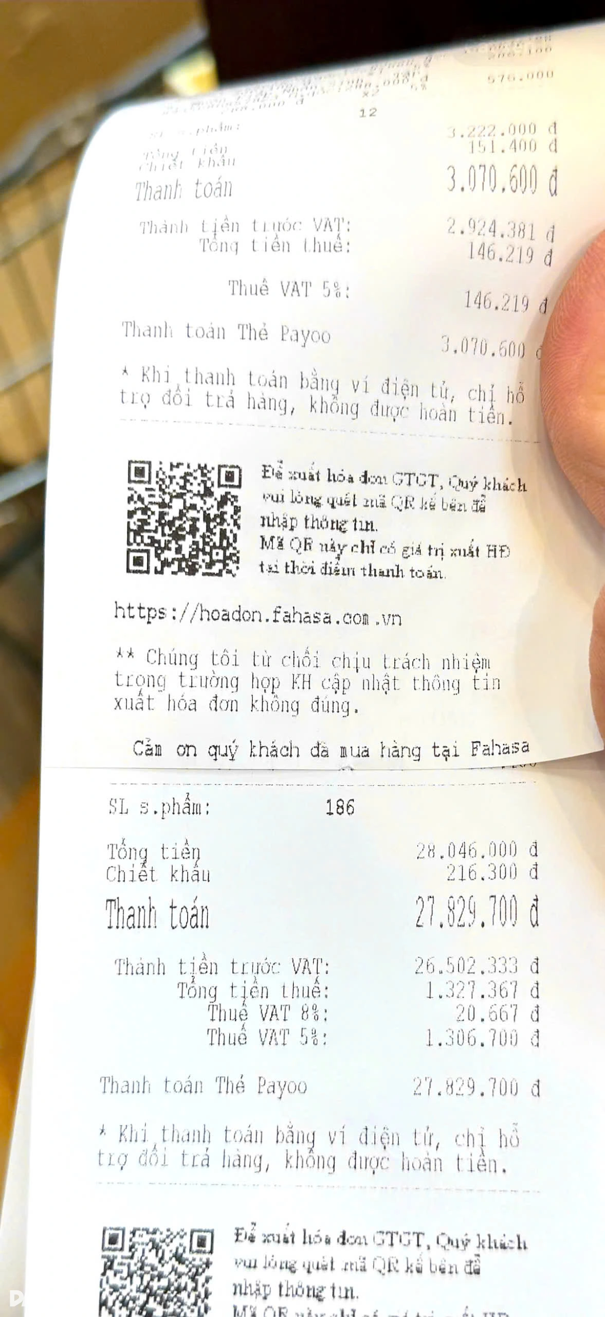 Bà Phương Hiền đã mua 198 cuốn sách nhiều thể loại, hoá đơn dài hơn 1,7m với tổng trị giá hơn 27 triệu đồng (Ảnh: FAHASA).