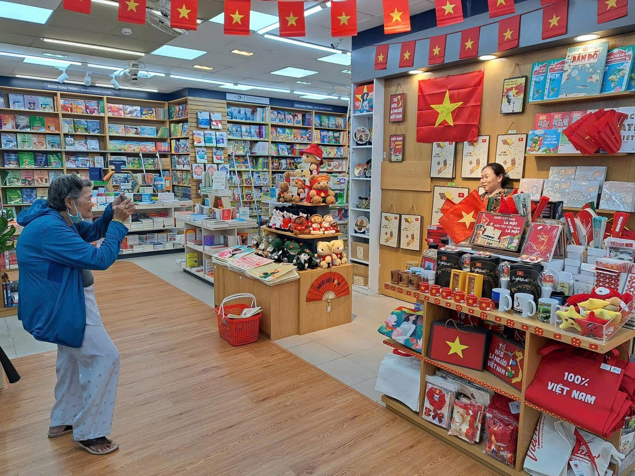 Khoảnh khắc được ghi nhận tại Nhà sách FAHASA Tân Định