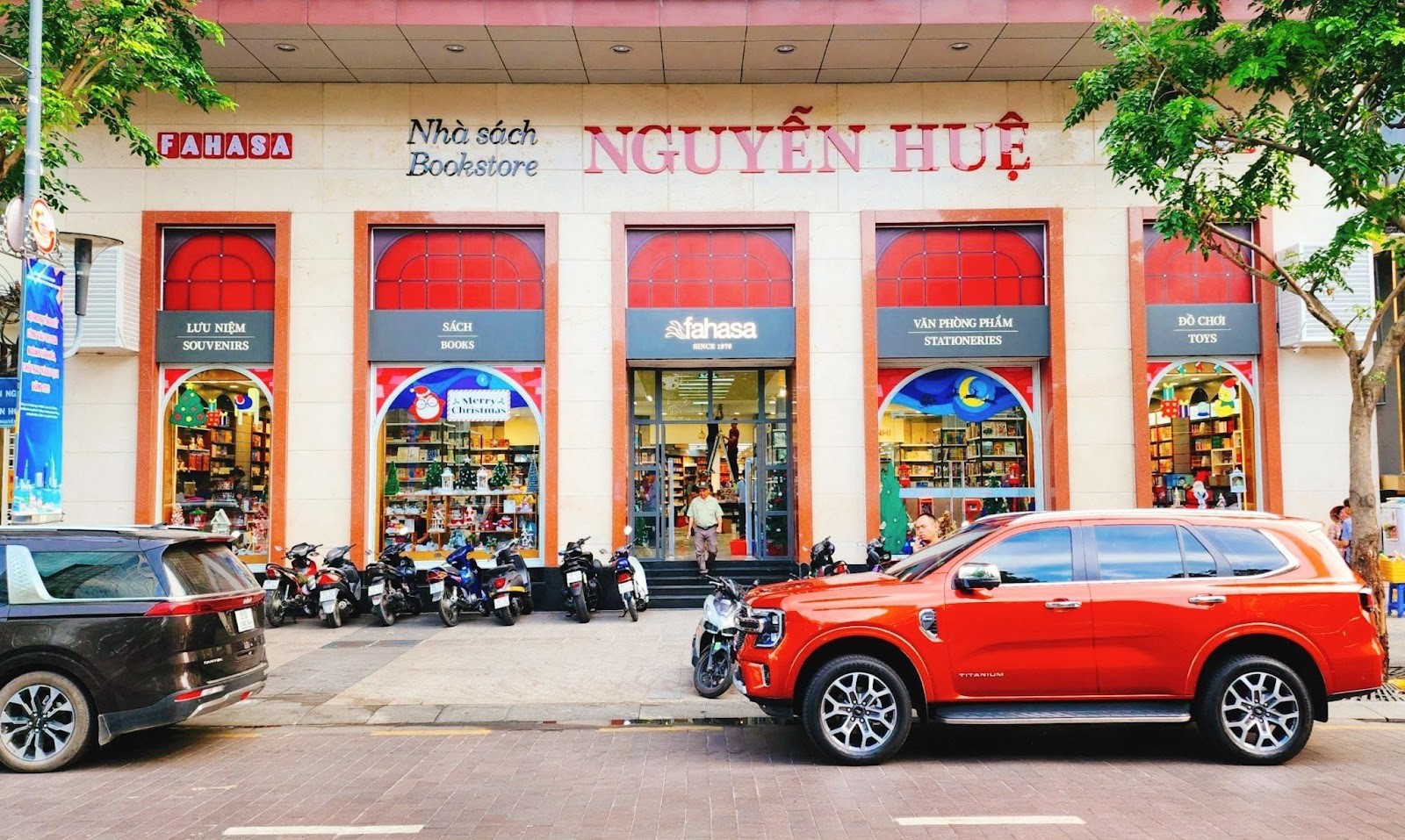 Nhà sách Nguyễn Huệ
