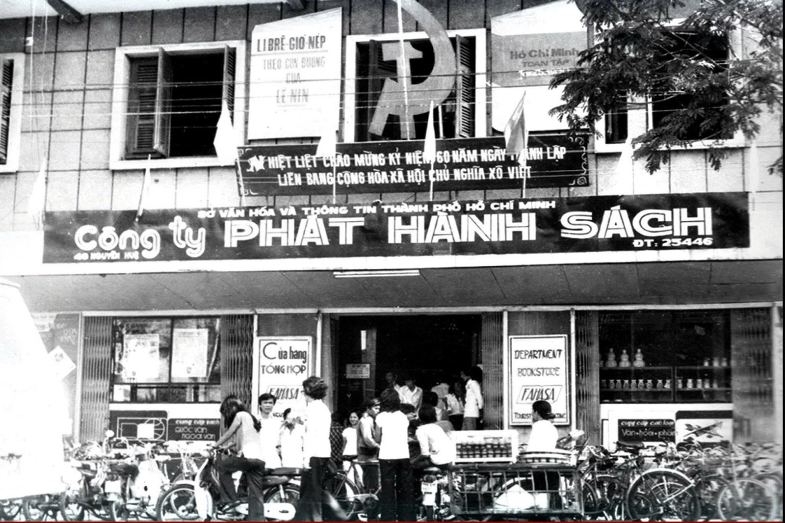 Nhà sách Nguyễn Huệ thuở ban đầukhi còn mang tên Văn phòng Quốc doanh Phát hành Sách TP.HCM (năm 1976). 
