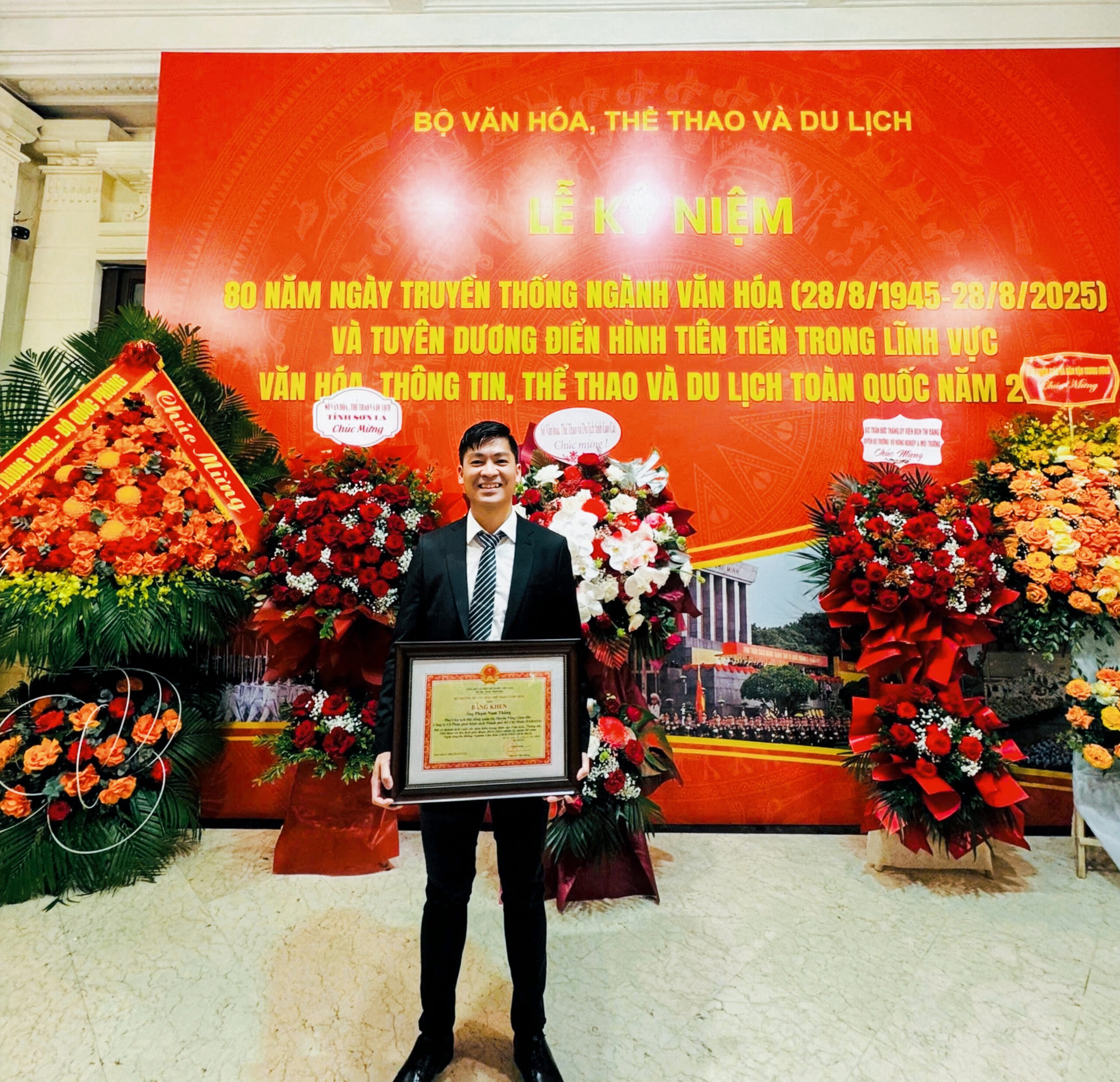 ÔNG PHẠM NAM THẮNG - NHẬN BẰNG KHEN KỶ NIỆM 80 NĂM NGÀY TRUYỀN THỐNG NGÀNH VĂN HÓA (2881945 – 2882025)