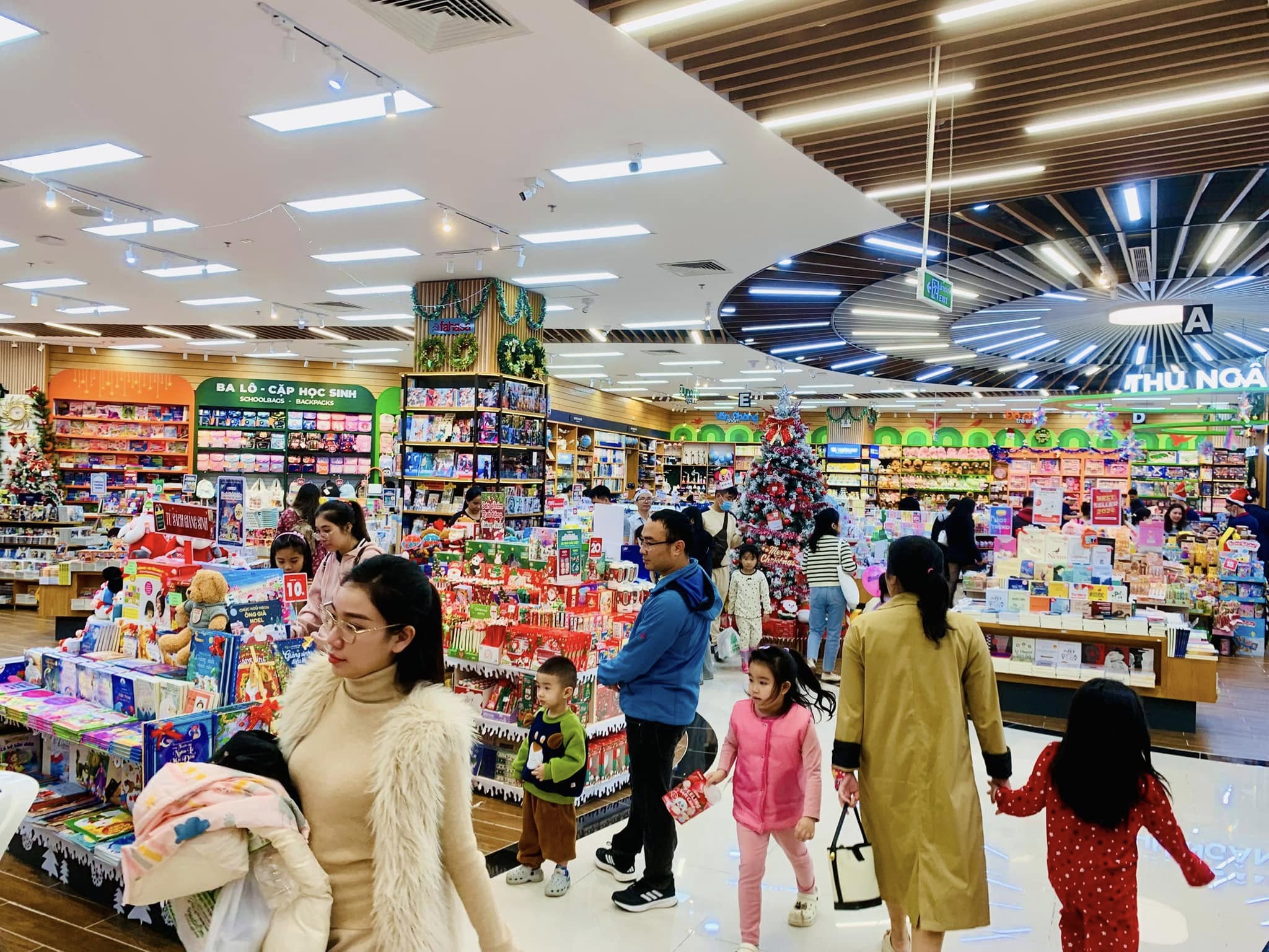 GIÁNG SINH NHÀ SÁCH FAHASA HUẾ
