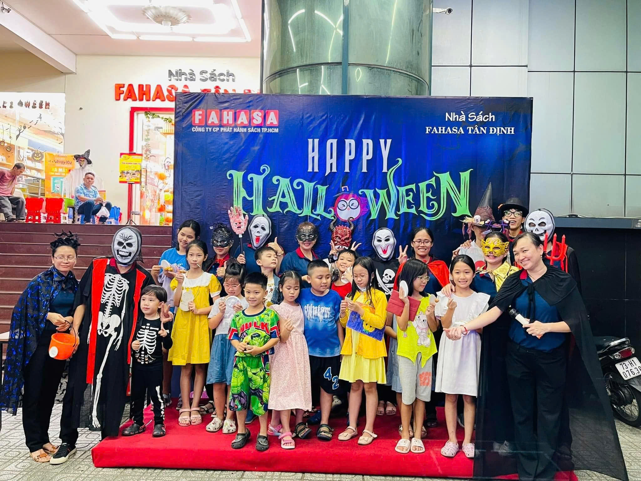 Không khí Halloween sôi động tại Nhà sách FAHASA Tân Định với màn hóa trang ấn tượng và nụ cười rạng rỡ của các em nhỏ.
