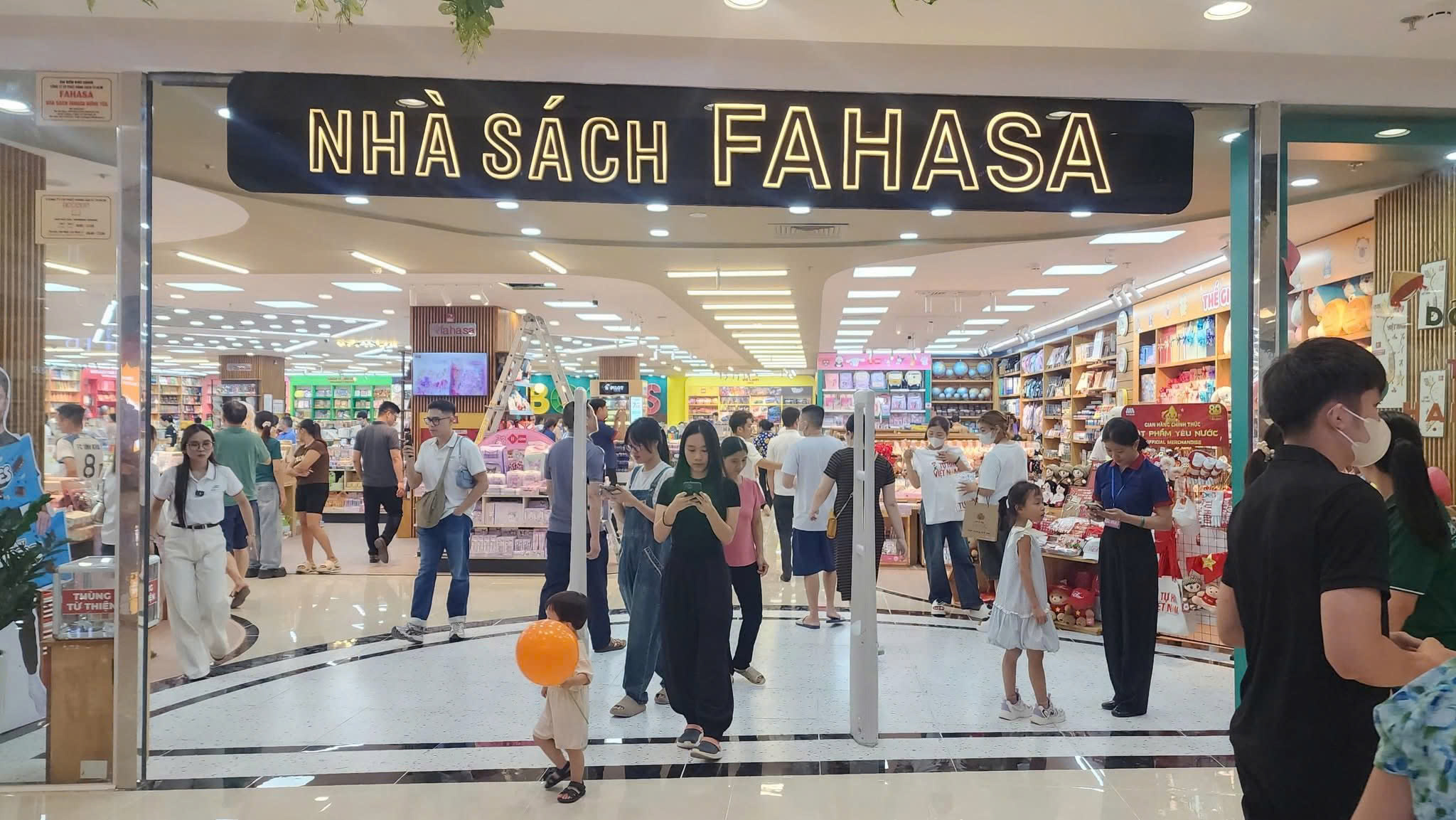 MAT TIEN - NHA SACH FAHASA HUNG YEN