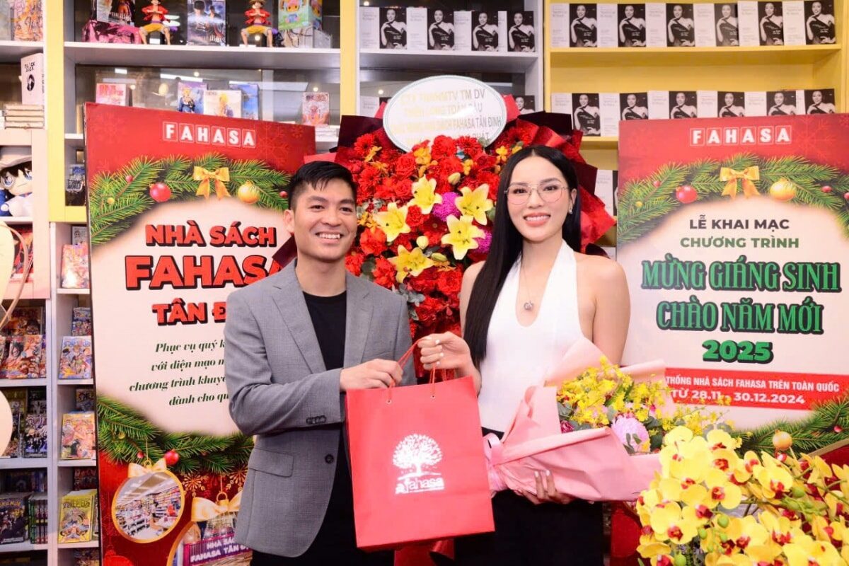 Mr. Pham Nam Thang - Acting General Director of FAHASA - presented gifts from the Organizing Committee in appreciation of the support for the program “Bookshelves for Children in Remote Areas.”