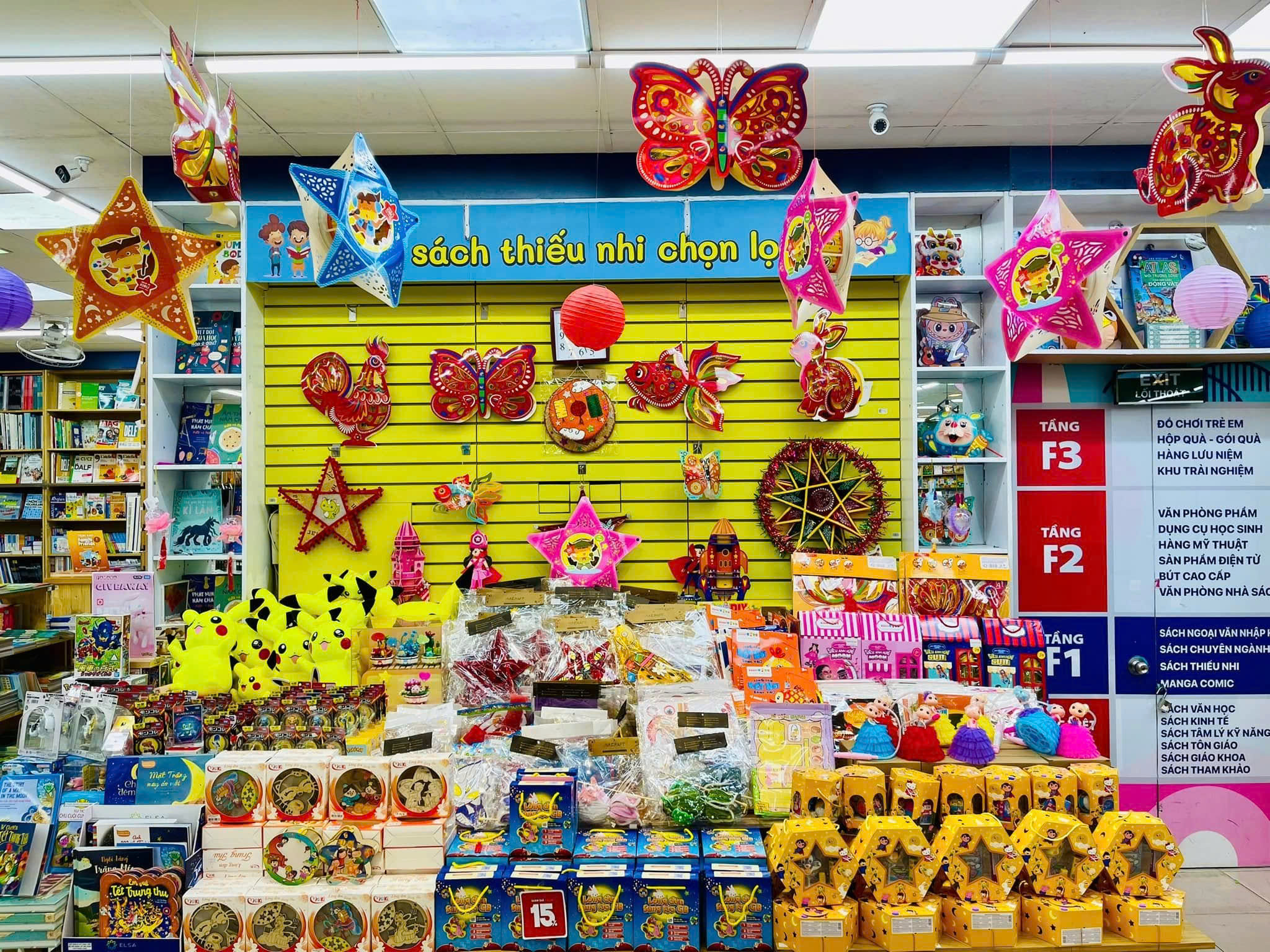 A brilliant Mid-Autumn Festival at FAHASA Bookstore, where the space sparkles with star lanterns, paper lanterns, and colorful children’s gifts.