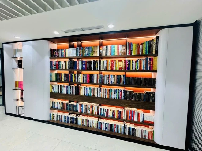 Tủ sách được FAHASA lựa chọn, trưng bày tại công ty. Ảnh: FAHASA