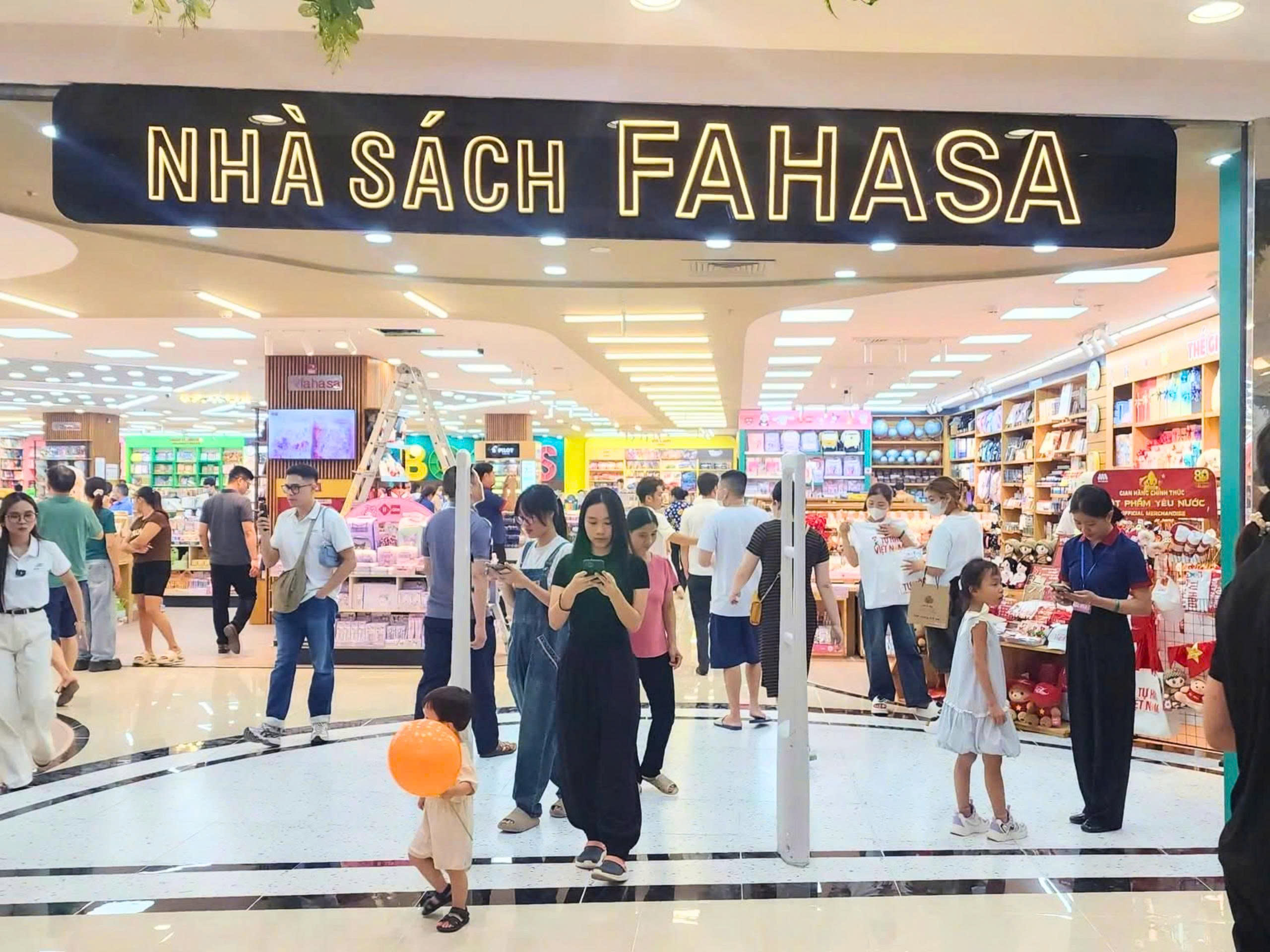 NHA SACH FAHASA HUNG YEN