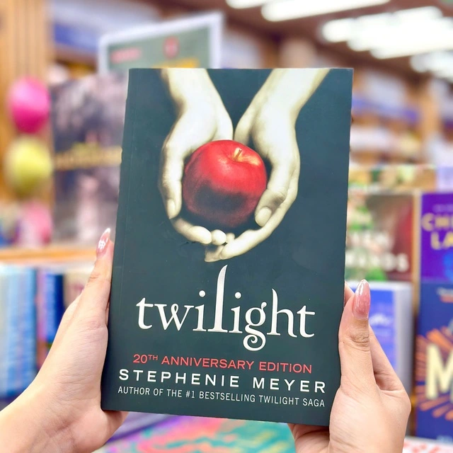 Bộ tiểu thuyết Chạng vạng (Twilight Saga) của tác giả Stephenie Meyer phiên bản đặc biệt có mặt tại Việt Nam ngày 4.10