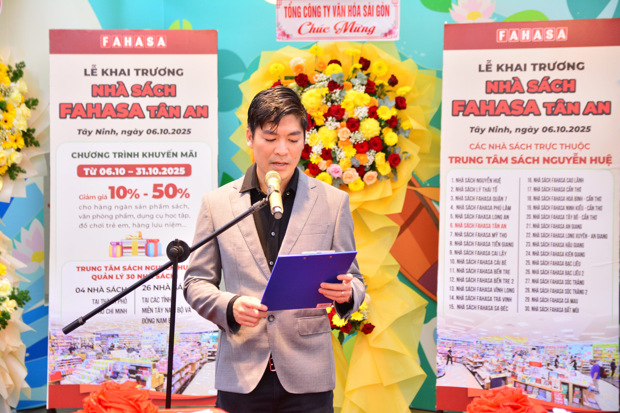Hình ảnh đọc phát biểu lễ khai trương Nhà sách FAHASA Tân An Hình ảnh đọc phát biểu lễ khai trương Nhà sách FAHASA Tân An