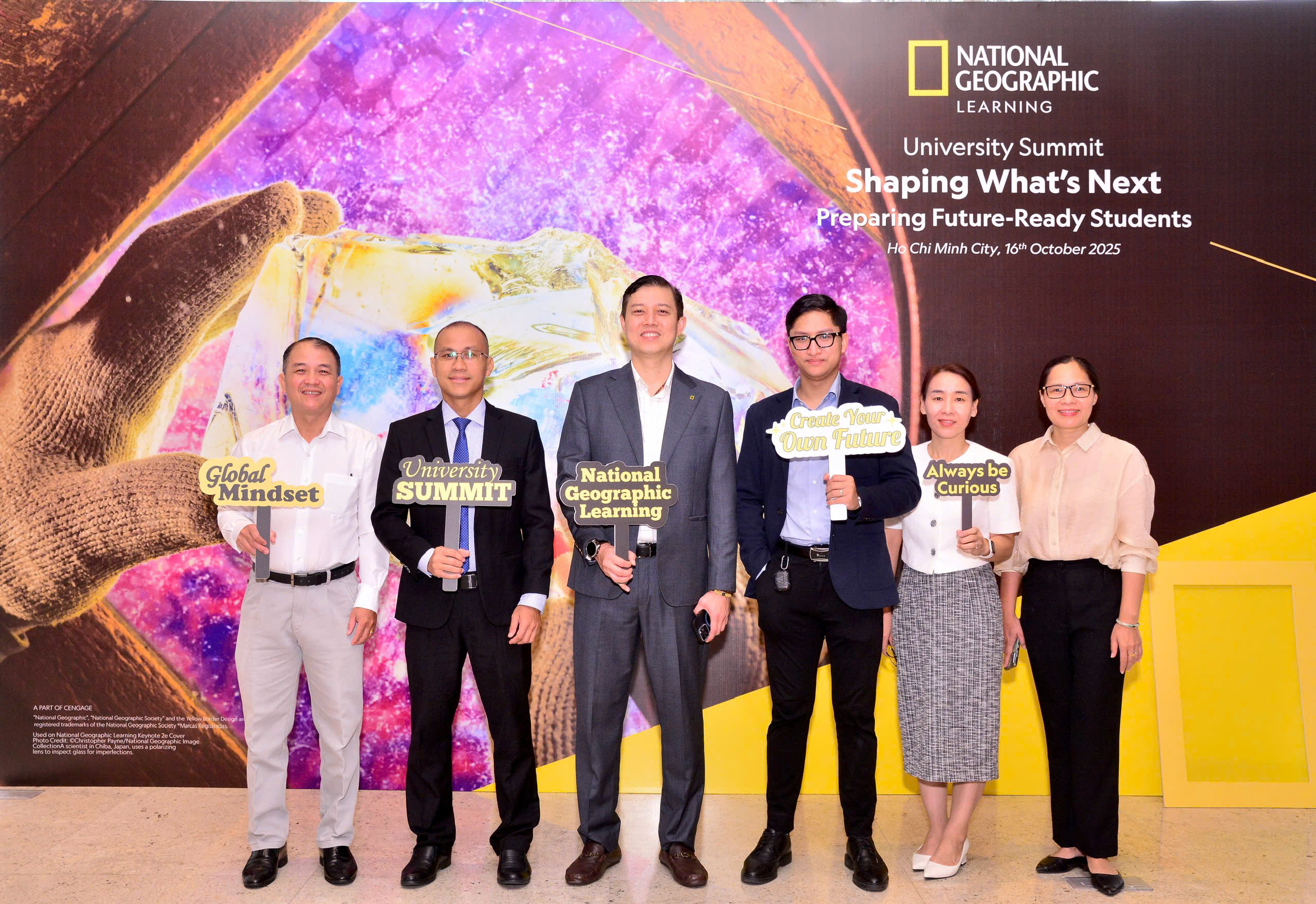 Hình ảnh diễn ra Lễ ký kết Biên bản Ghi nhớ hợp tác (MOU) giữa Công ty Cổ phần Phát hành Sách TP. Hồ Chí Minh - FAHASA và Nhà xuất bản Cengage Learning Asia PTE LTD. Hình ảnh diễn ra Lễ ký kết Biên bản Ghi nhớ hợp tác (MOU) giữa Công ty Cổ phần Phát hành Sách TP. Hồ Chí Minh - FAHASA và Nhà xuất bản Cengage Learning Asia PTE LTD.