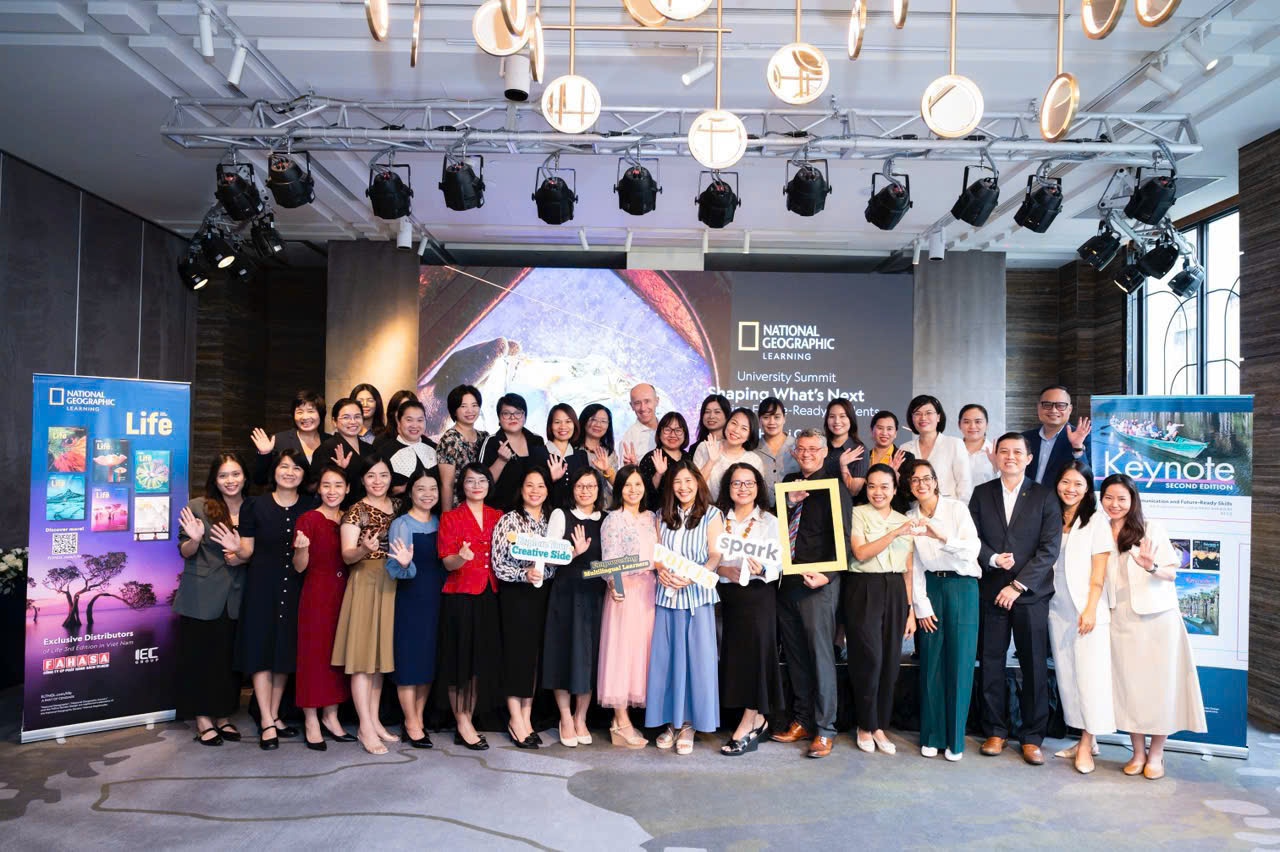 Hình ảnh diễn ra Lễ ký kết Biên bản Ghi nhớ hợp tác (MOU) giữa Công ty Cổ phần Phát hành Sách TP. Hồ Chí Minh - FAHASA và Nhà xuất bản Cengage Learning Asia PTE LTD.