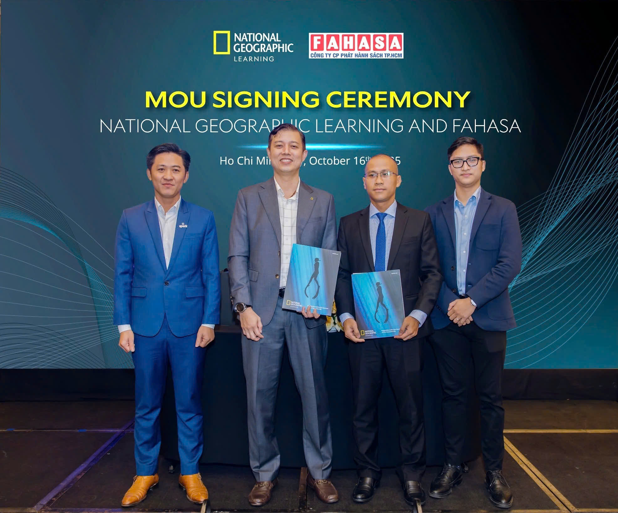 Hình ảnh diễn ra Lễ ký kết Biên bản Ghi nhớ hợp tác (MOU) giữa Công ty Cổ phần Phát hành Sách TP. Hồ Chí Minh - FAHASA và Nhà xuất bản Cengage Learning Asia PTE LTD.