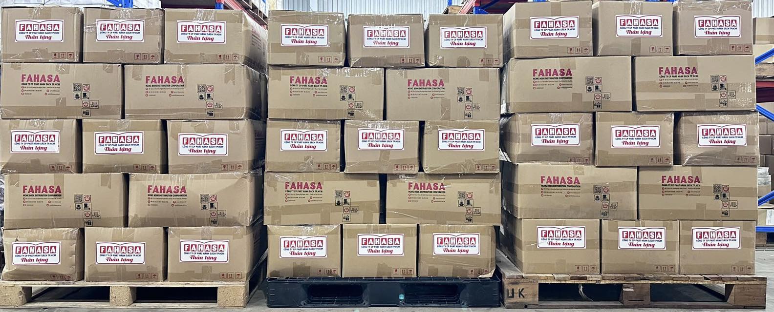 FAHASA đã trao tặng 300 phần quà đến hai trường tiểu học FAHASA đã trao tặng 300 phần quà đến hai trường tiểu học