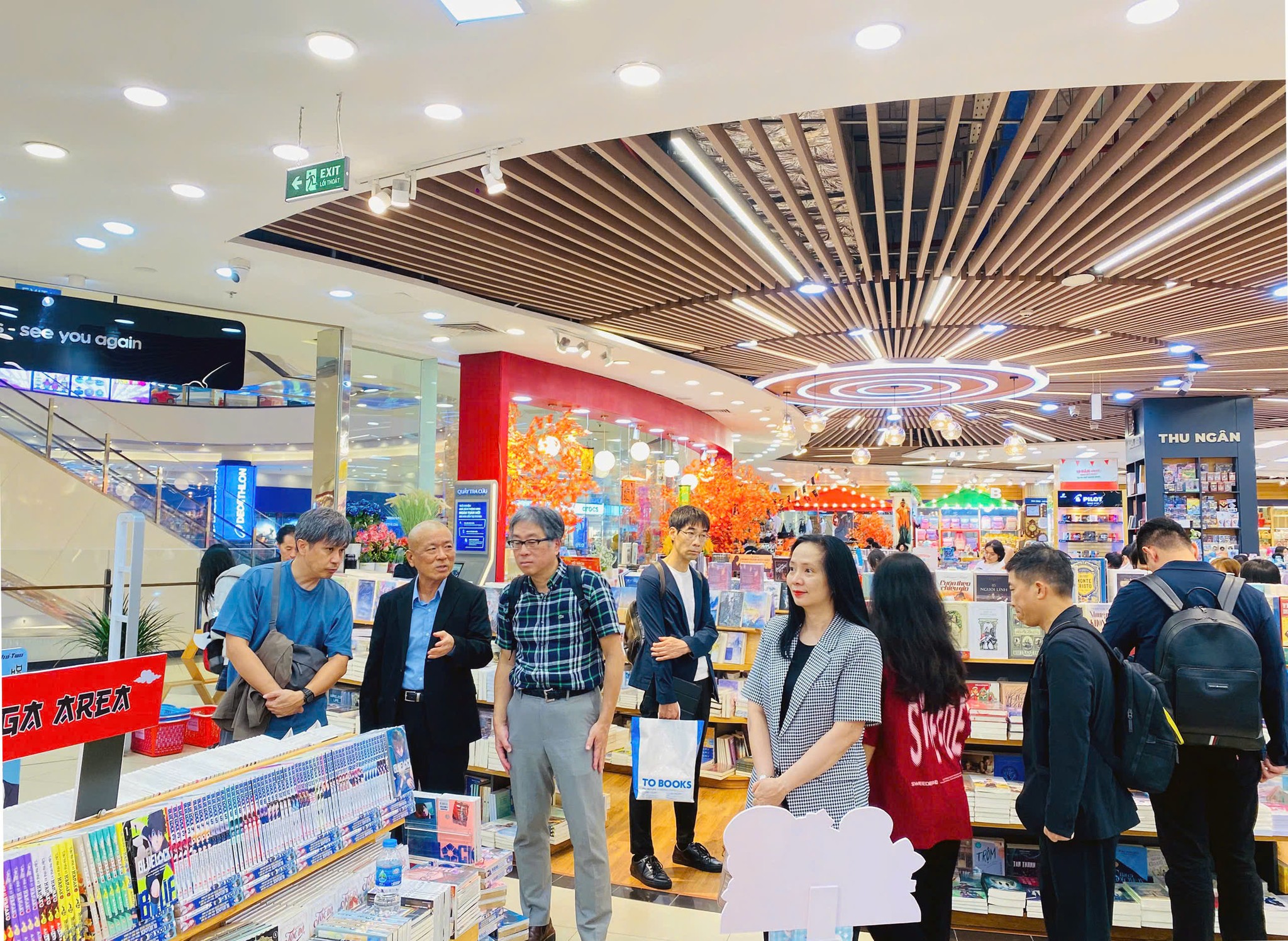 Hình ảnh FAHASA hân hạnh đón tiếp Đoàn Lãnh đạo các Nhà xuất bản Nhật Bản cùng Lãnh đạo Tập đoàn Kinokuniya đến tham quan tại Nhà sách FAHASA Tân Phú Hình ảnh FAHASA hân hạnh đón tiếp Đoàn Lãnh đạo các Nhà xuất bản Nhật Bản cùng Lãnh đạo Tập đoàn Kinokuniya đến tham quan tại Nhà sách FAHASA Tân Phú