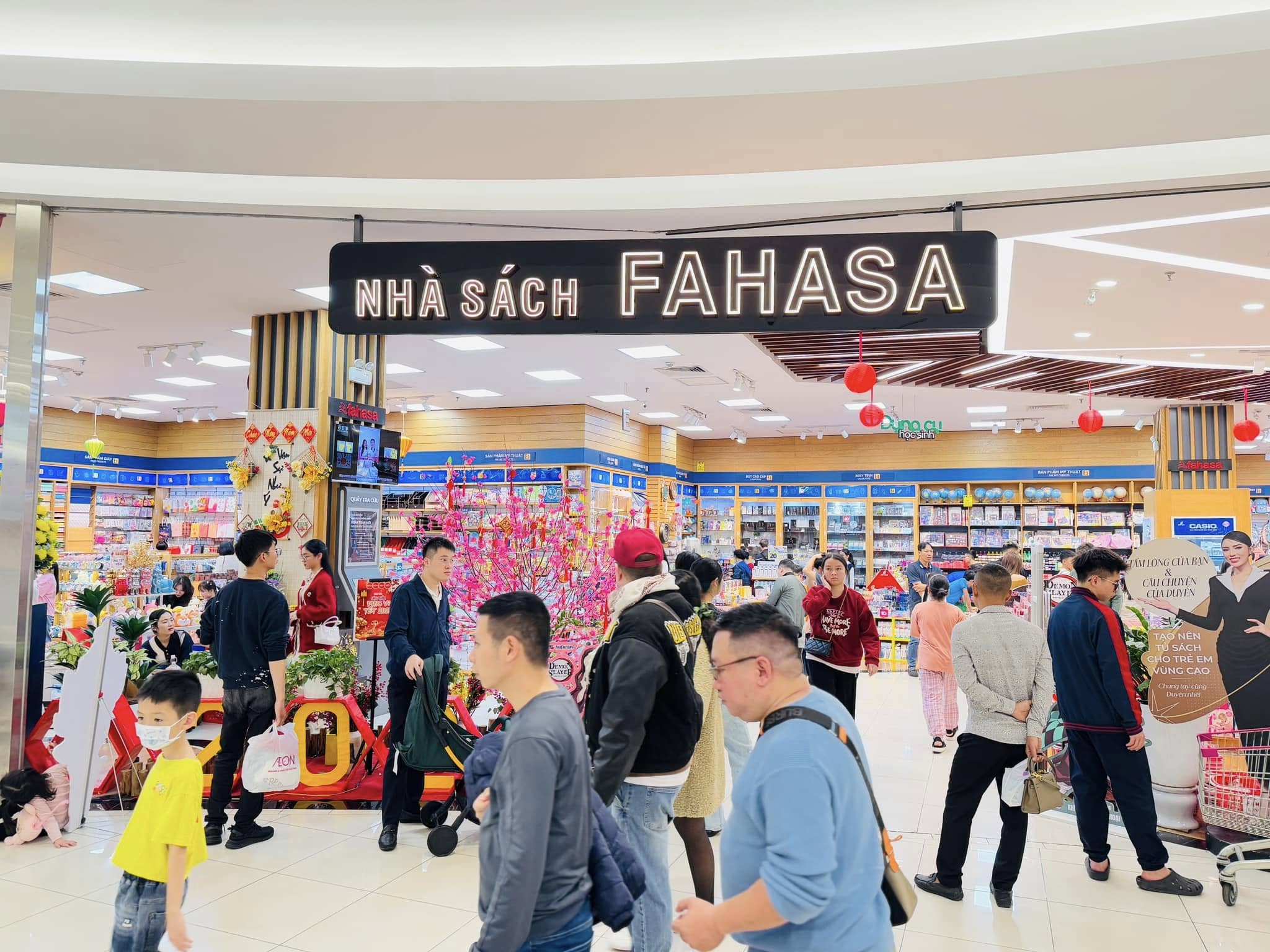 Hình ảnh không khí tết tại Nhà sách FAHASA Long Biên