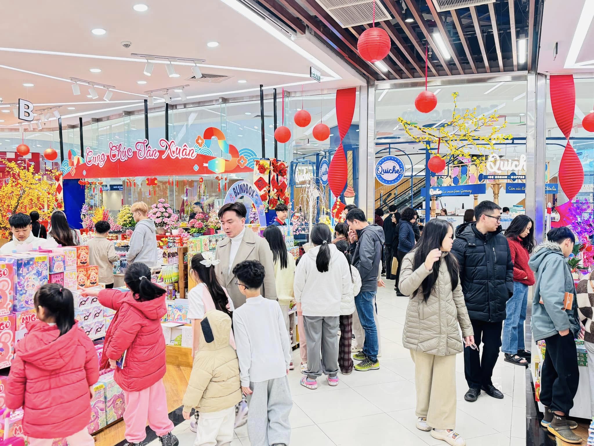 Hình ảnh không khí tết tại Nhà sách FAHASA Long Biên