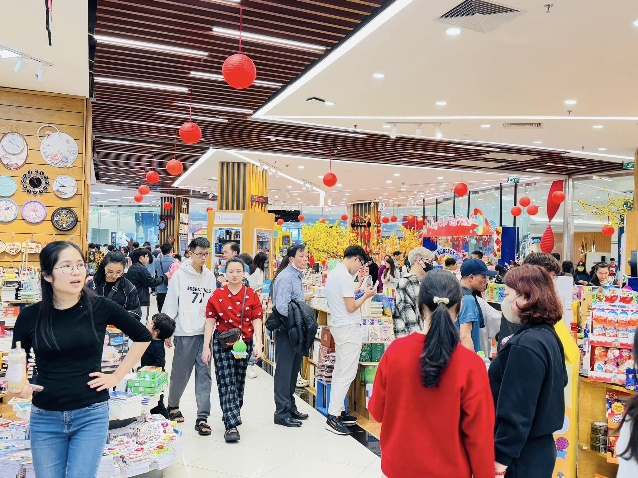 Hình ảnh không khí tết tại Nhà sách FAHASA Long Biên