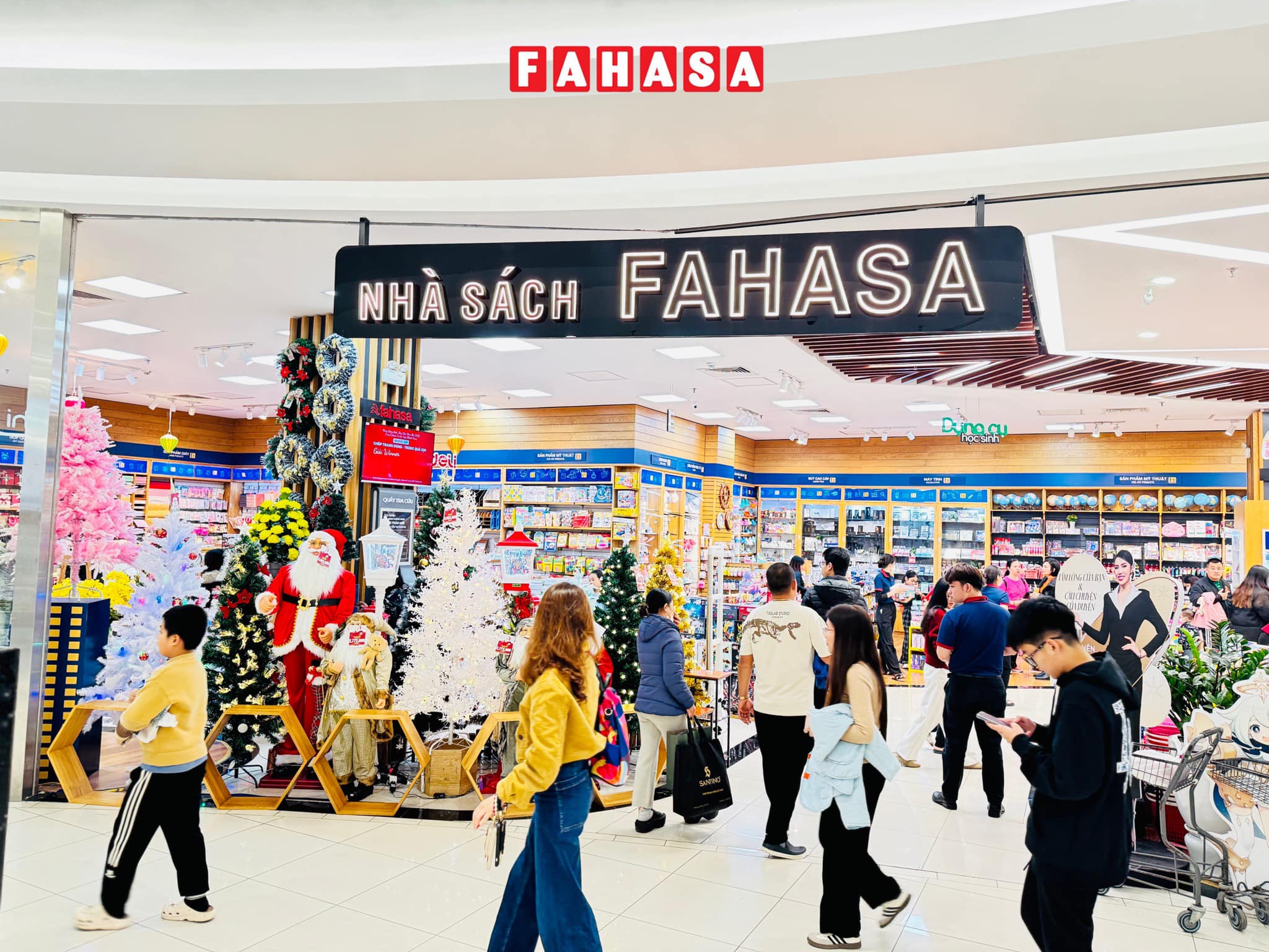 Hình ảnh noel tại Nhà sách FAHASA Long Biên