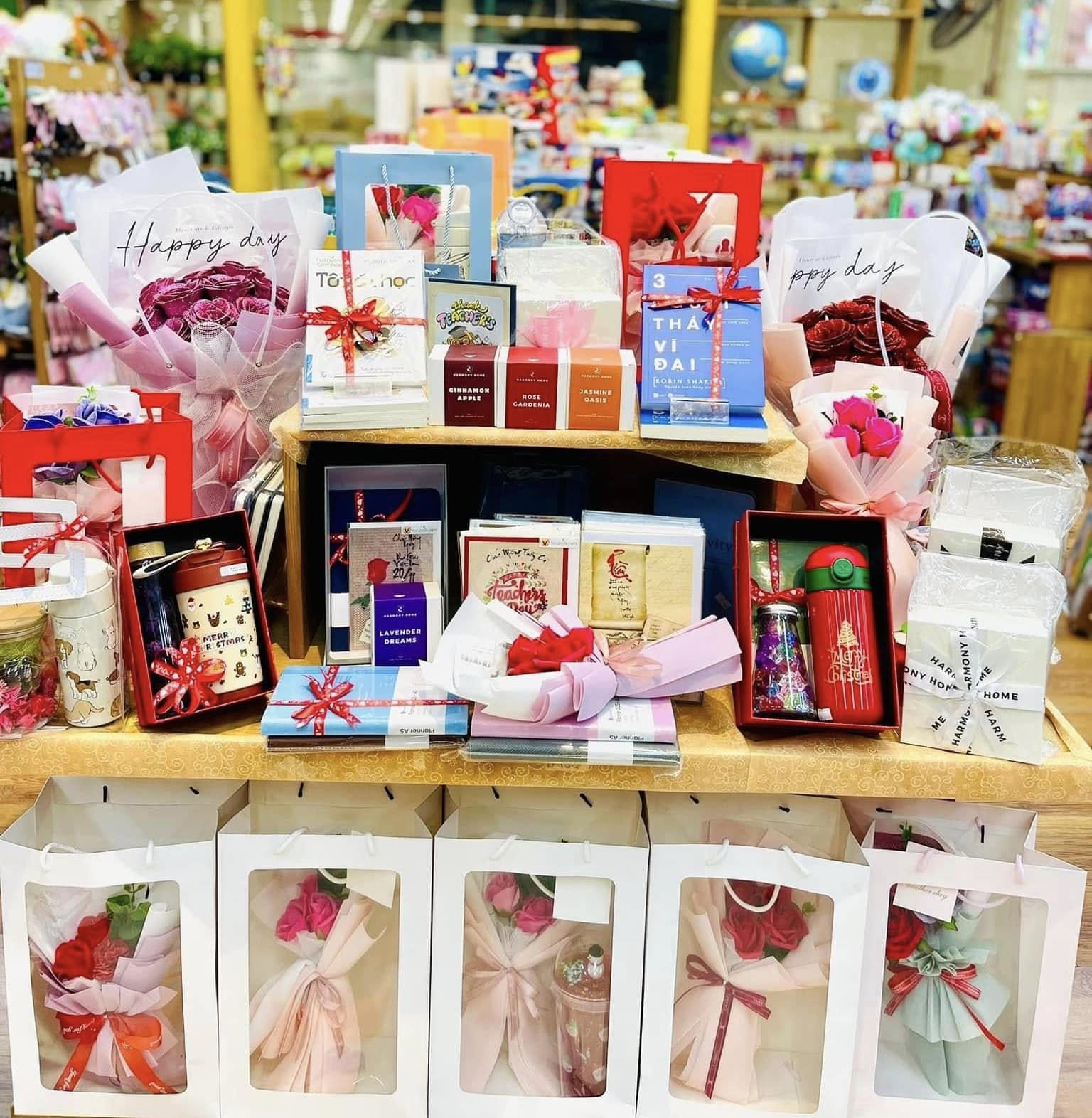 Hình ảnh trưng bày sản phẩm Chào mừng Ngày Nhà Giáo Việt Nam 20.11 tại Nhà sách FAHASA