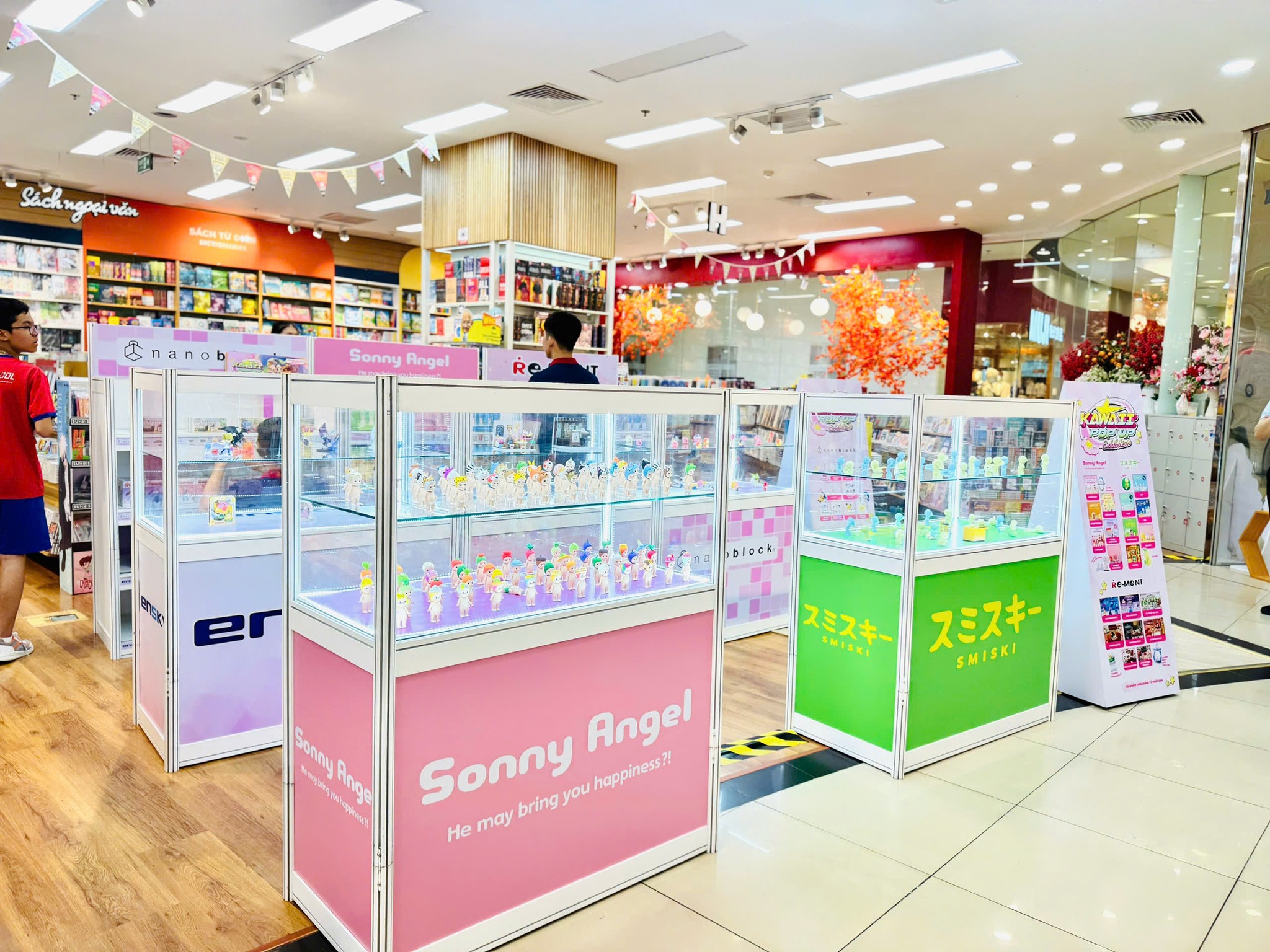 Hình ảnh tại Nhà sách FAHASA Tân Phú Hình ảnh tại Nhà sách FAHASA Tân Phú